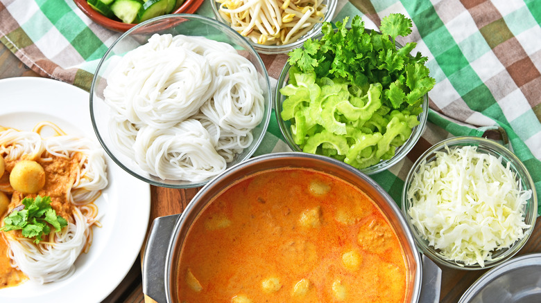 kanom jeen noodles curry 